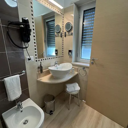 Floris Hotel